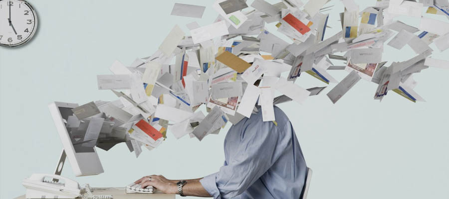 5 نصائح: كيف تتعامل بكفاءة مع كثرة الرسائل الإلكترونية في العمل